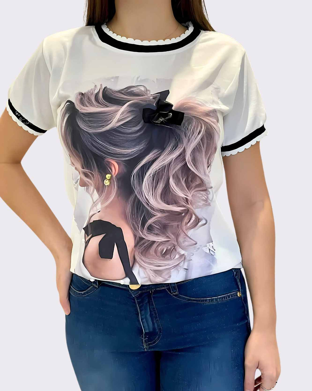 MENINA COM LAÇO - T-SHIRT PREMIUM