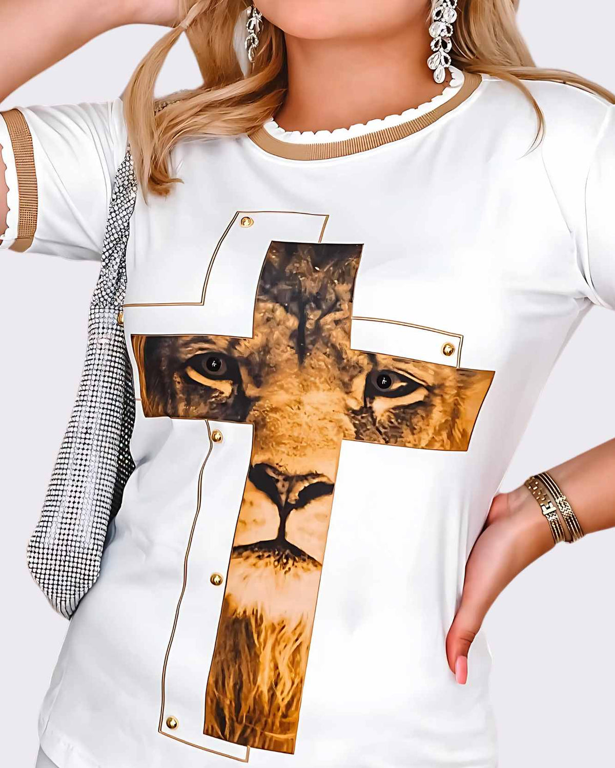 LEÃO E A CRUZ - T-SHIRT PREMIUM