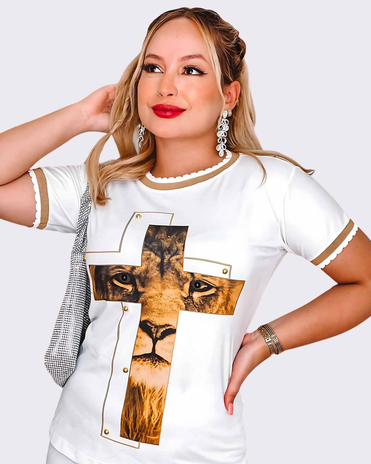 LEÃO E A CRUZ - T-SHIRT PREMIUM