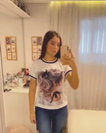 MENINA COM LAÇO - T-SHIRT PREMIUM